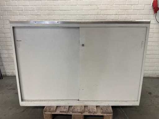 Armadio dell'officina con contenuti