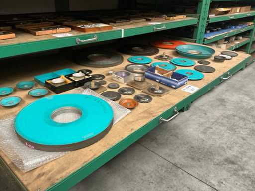 Tyrolit Viele Diamantschleif- und Bechersteine