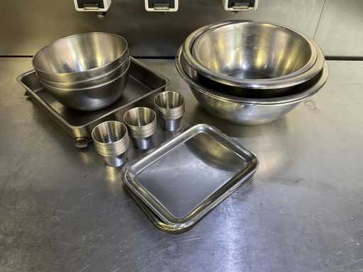 Batch of stainless steel kitchen supplies