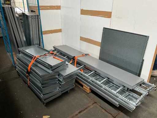 Regalgestell etwa 18 Meter