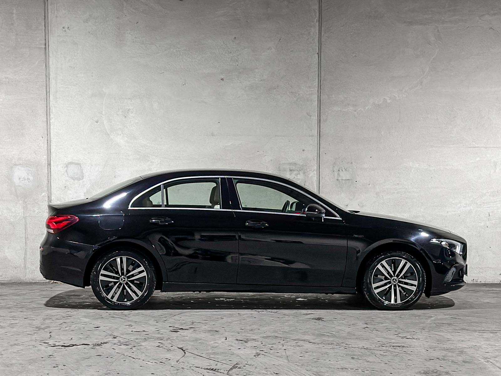 Mercedes-Benz A250 e Business Solution Luxury Limited 218pk 2020 (Origineel-NL + 1e Eigenaar) A-klasse, J-849-SG