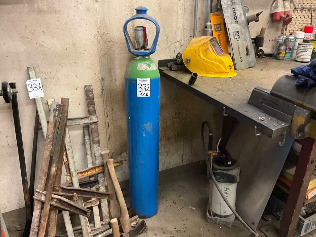 Gas cylinders (2x)