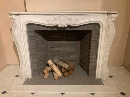 camino in marmo bianco Carrara