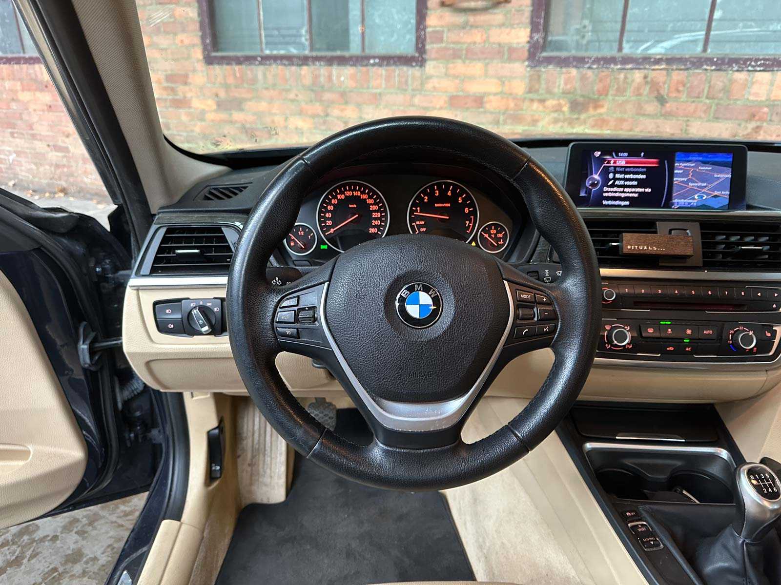 BMW 320i EfficientDynamics Edition Upgrade Edition 170pk 2013 (Origineel-NL) 3-serie, 1-SLL-03