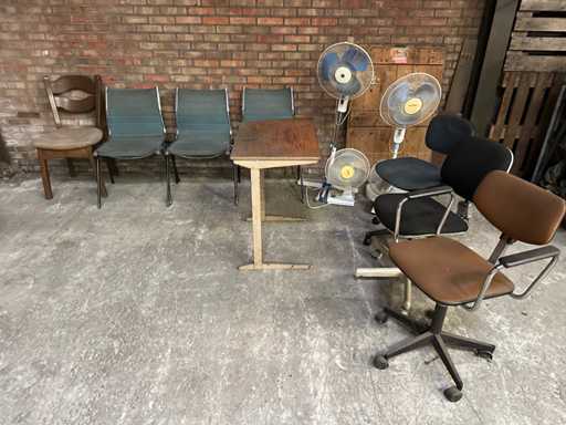 Partij stoelen en ventilatoren