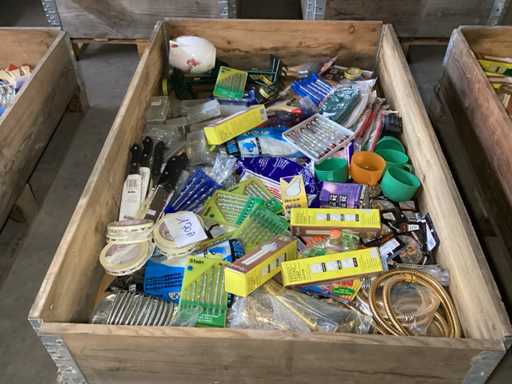 Diverse apparatuur in houten behuizing