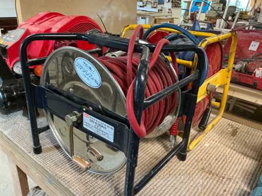 Compressed air hose reel (2x)