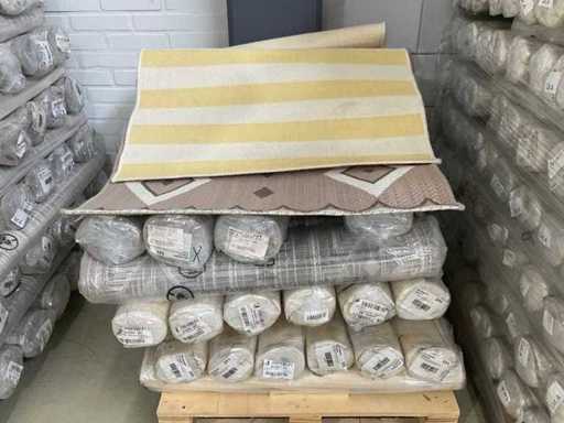 Mulțime de covoare "assortate" - 35 de piese - atât la interior, cât și la exterior