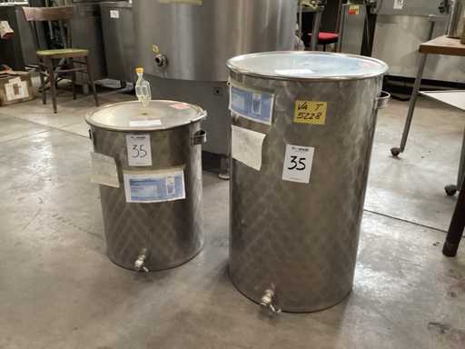 Verticale opslagtank met kraan (2x)