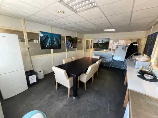 Kantine inrichting v.v. meubilair, keukenapparatuur en toebehoren