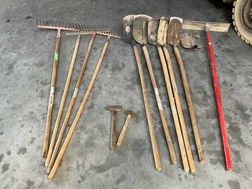 rakes, shovels, street tools and hammers (12x)