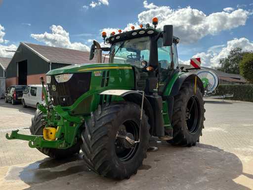 Tracteur agricole John Deere 6230R à quatre roues motrices 2021