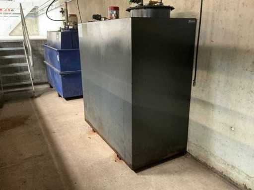 Sheet steel storage tank with pump