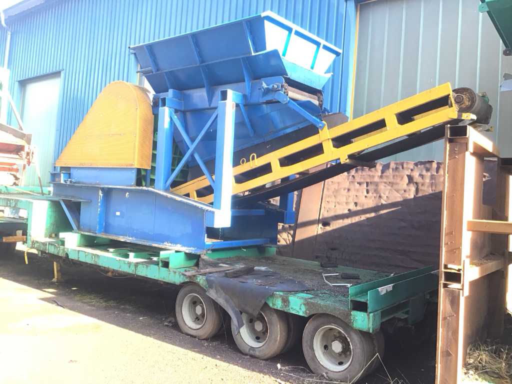 Bulk solids conveyor belt on semi trailer