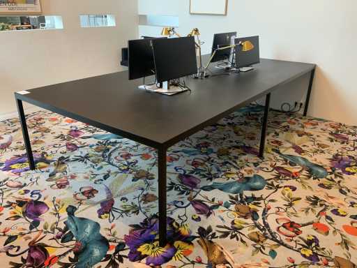 Postazione di lavoro per quattro persone