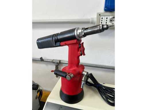 FAR - RJ40 - Oleopneumatische klinknagelmachine voor schroefinzetstukken