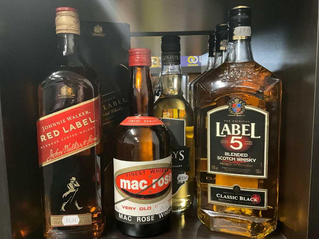 7 diverse flessen whiskey