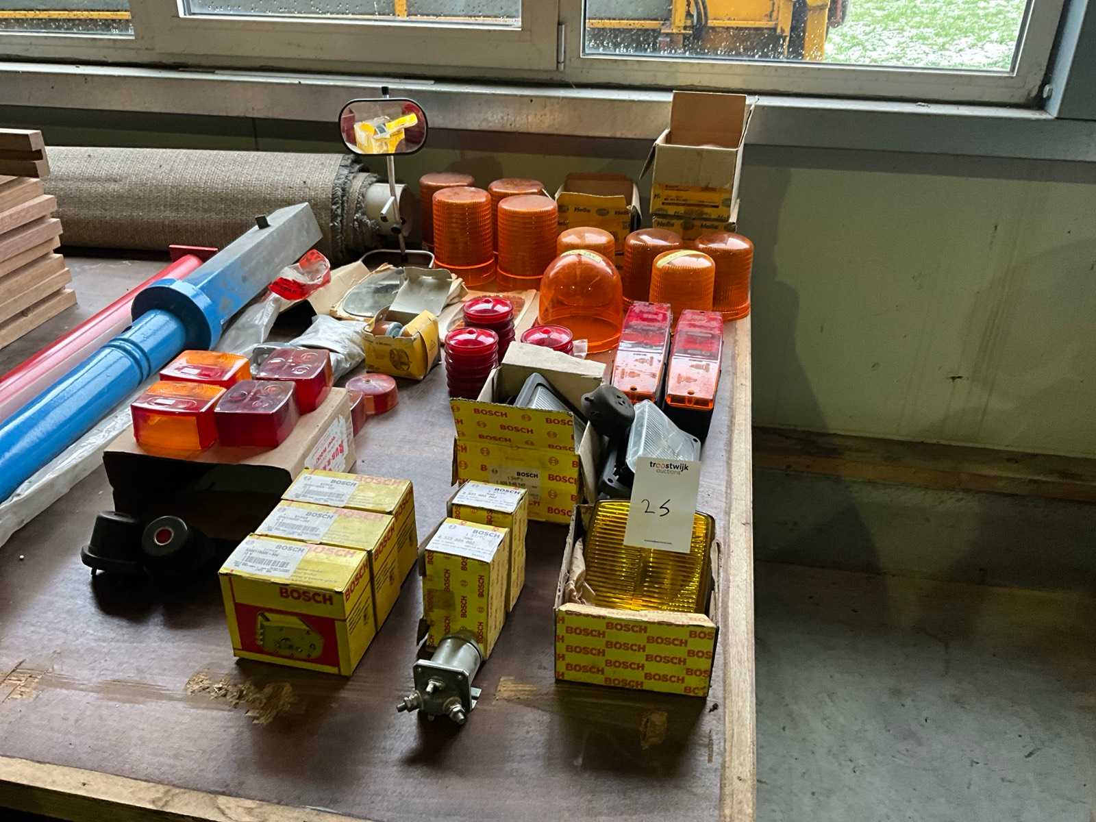 3Bosch windshield wiper motors Batch of lighting parts mainly Hella