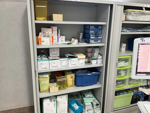 Metalen kast met inhoud