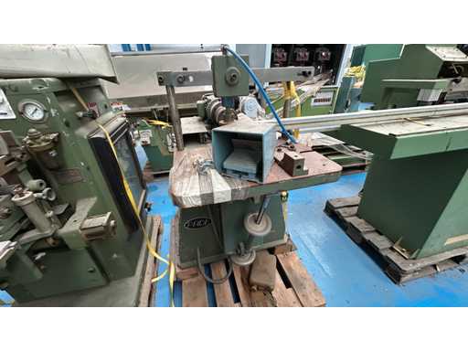 Pade - BURGHIU CU MAI MULTE AXE