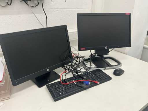 2 moniteurs et accessoires HP différents