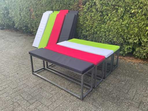 Bancă industrială - echipată cu patru scaune colorate (4x)