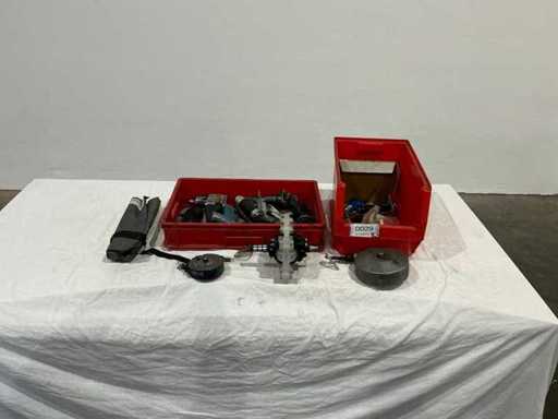 Un lot mixt de unelte pneumatice