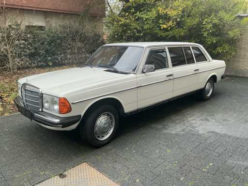 Mercedes-Benz 240d Pullman W123 Voiture de tourisme