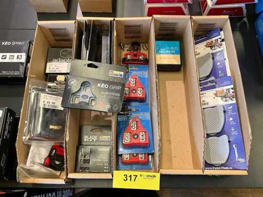 Verschiedene Stollenschuhe und Zubehör