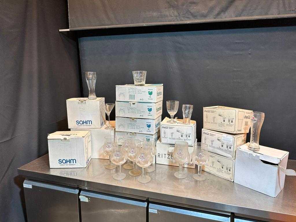 Schachteln mit Glaswaren (15x)