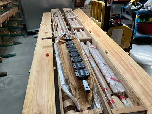 Linear guides pair with ball barrel units