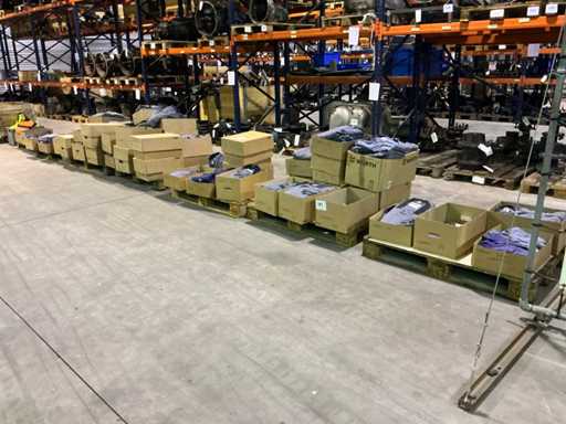 Man Grote partij gebruikte werkkledij