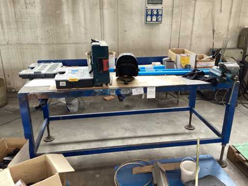 Werkbank met bankschroef