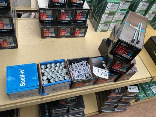 7 dozen houtschroeven en slagpluggen