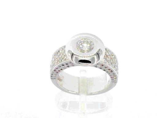 18 karaat witgouden ring met centrale briljant en pavé gezette briljanten