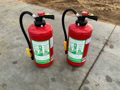 Fire extinguisher (2x)
