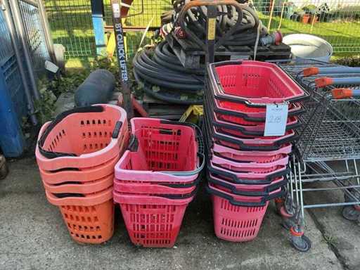 Viele Einkaufskörbe