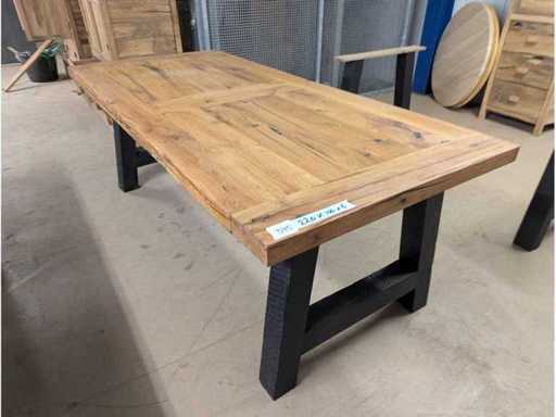 Eetafel Rustic Oak. 220 x 100 x 78cm. Metal A base.
