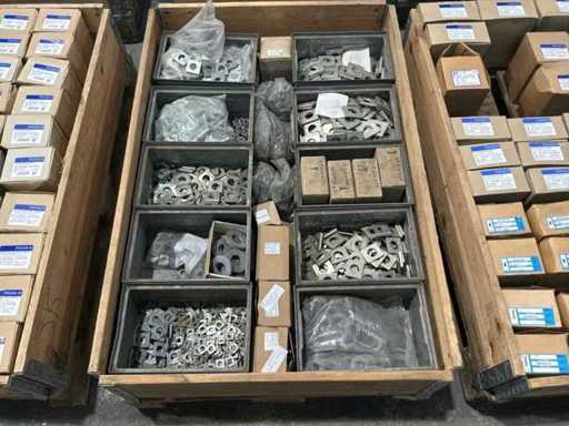 Charge von Bau- und Befestigungsmaterial