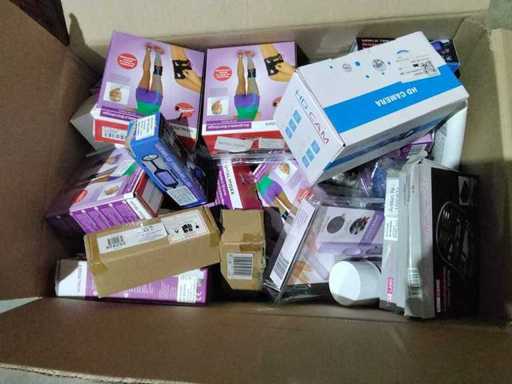 Volle Box mit verschiedenen Artikeln.