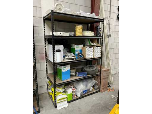 Lagerregal mit Inhalten