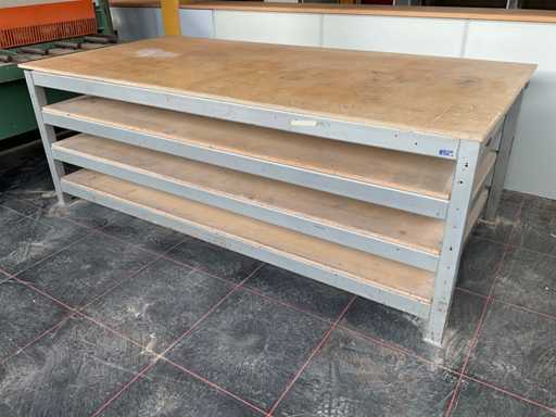 Robuste Werkbank mit drei Regalen