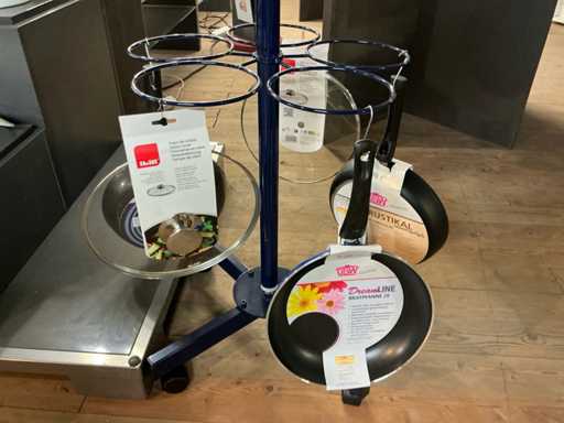 Diverse pannen (8x), deksels(6x) en bestekset