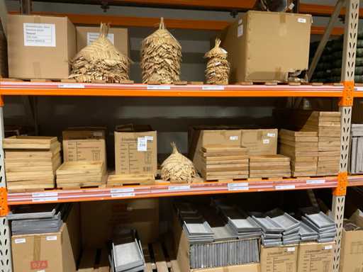 Vari portabouquet e vassoi in legno