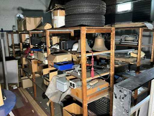10m houten opbergrekken met inhoud
