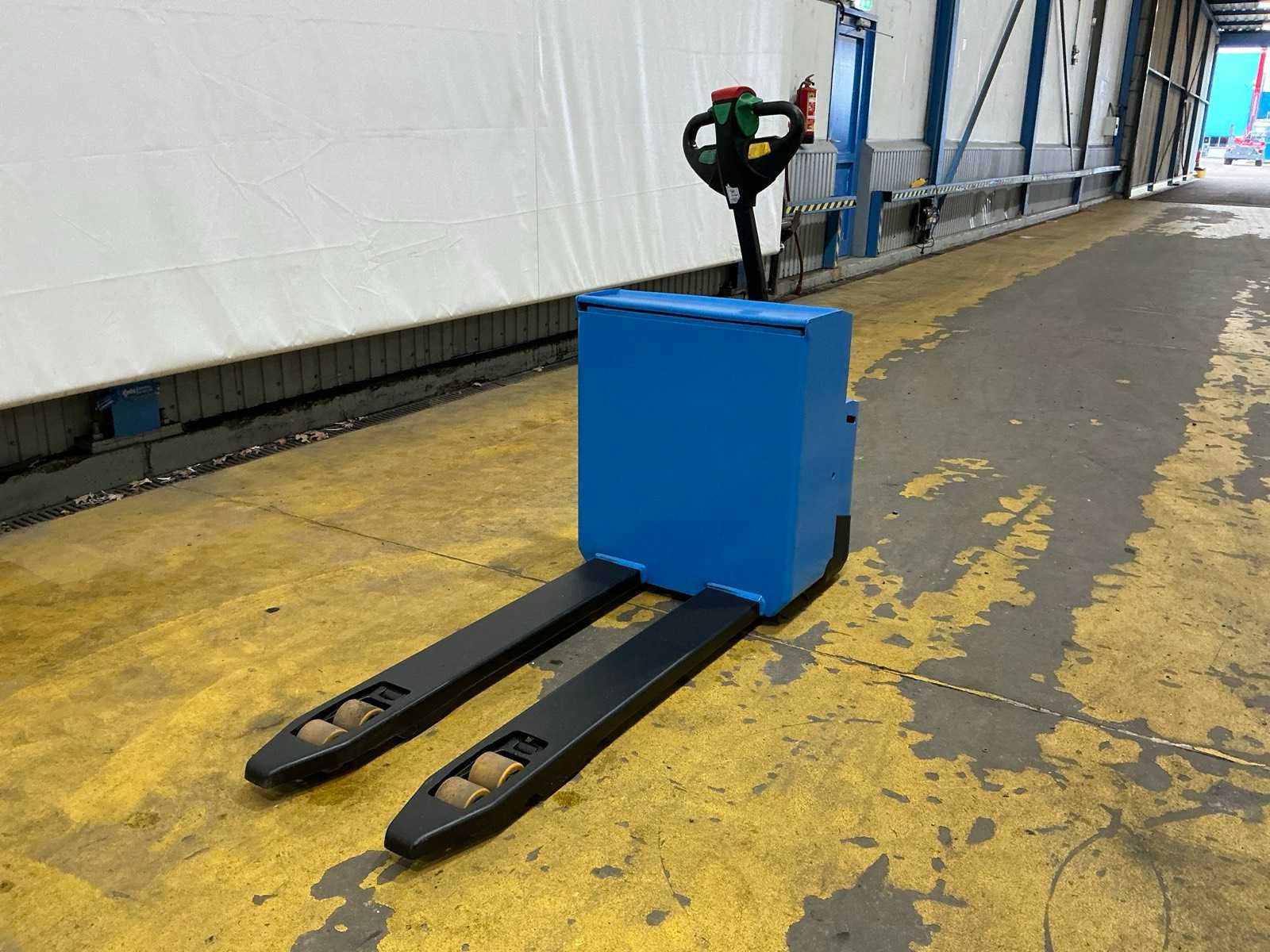 Electric pallet truck