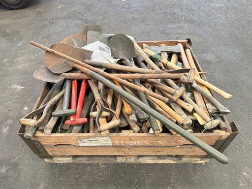 Grup de topoare ?i lope?i