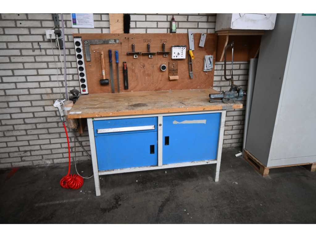 Bott - Stół warsztatowy z imadłem i narzędziami
