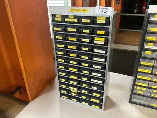 Partij draadplaten met assortimentsdoos