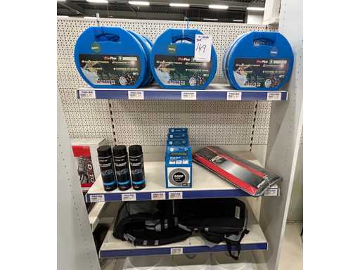 Eine Charge Schneeketten, Taschen usw. (ca. 30x)